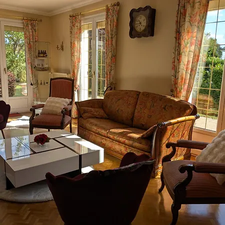 Des Lilas Villa *